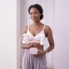Maman utilisant un tire-lait portable POUPY — ambiance 2