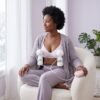 Maman utilisant un tire-lait portable POUPY — ambiance 5 Maman utilisant un tire-lait portable POUPY — ambiance 5